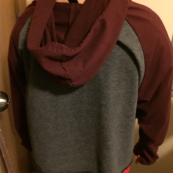 Plus size low cropped hoodie - Picture 3 of 4